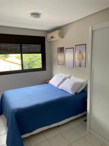 Un pat sau paturi într-o cameră la Apartamento em Florianópolis