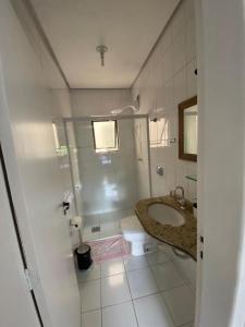 Un baño con ducha, inodoro y lavabo. en Apartamento em Florianópolis, en Florianópolis