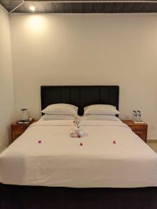 Un pat sau paturi într-o cameră la Pohon Purba Resort & Restaurant