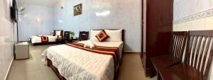 ein Hotelzimmer mit einem Bett in einem Zimmer in der Unterkunft Thiên Phước Hotel in Ho-Chi-Minh-Stadt