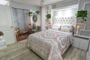 1 dormitorio con 1 cama grande y 1 mesa en Casa Ramos Salamanca - Airport pick up and drop off service - Homestay, en Lima