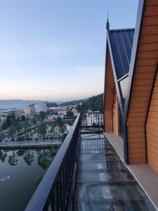 een balkon met uitzicht op een waterlichaam bij Homestay Mường Trời in Diện Biên Phủ