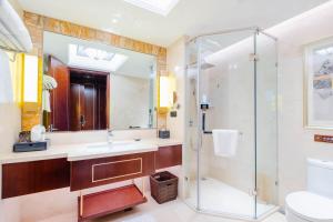 a bathroom with a shower and a sink at 潍坊富华大酒店a座 in Weifang