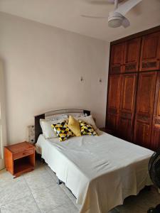 Un dormitorio con una cama con almohadas encima. en Condomínio Cabo Frio, en Cabo Frío 35 fotos más