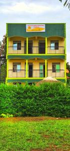 ein gelbes und grünes Gebäude auf einem Hügel in der Unterkunft Lights of kazinga orphanage and homestay in Rubirizi