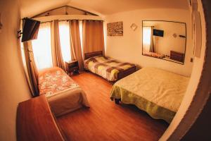 um quarto de hotel com duas camas e um espelho em Apart Hotel Sonoma em Viña del Mar