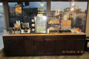 un mostrador de comida en una tienda con un mostrador en Magnuson Cedar City, en Cedar City