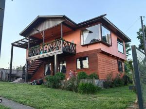 een huis met een balkon aan de zijkant bij Amplia Casa Familiar Para 12 P. in Villarrica