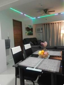 una sala da pranzo con tavolo e cesto di frutta di Cebu 1 bed Luxury Condo with high speed Internet a Cebu City