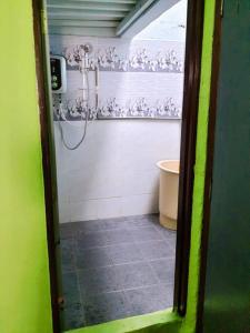 La salle de bains est pourvue d'une douche et de toilettes. dans l'établissement Syukur Homestay Ipoh, à Ipoh