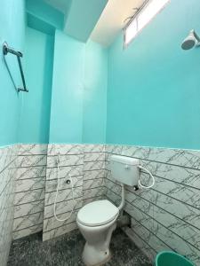 baño con aseo blanco en una habitación en Panchalaya Homestay, en Guwahati