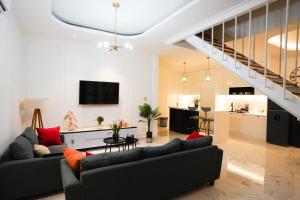 Una sala de estar con dos sofás y una escalera. en Inori Villas, en Canggu
