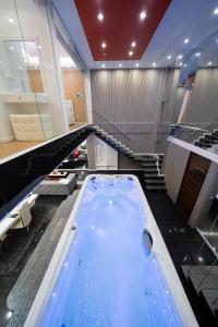 un jacuzzi en un baño con escaleras en Luks Lofts Hotel & Residences en Batangas City