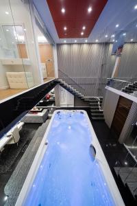 eine Whirlpool-Badewanne im Bad mit Treppe in der Unterkunft Luks Lofts Hotel & Residences in Batangas City