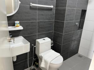 een badkamer met een wit toilet en een wastafel bij horizon suite 25-11 in Sepang