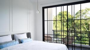 Un dormitorio con una cama y una ventana grande. en Inori Villas, en Canggu 37 fotos más