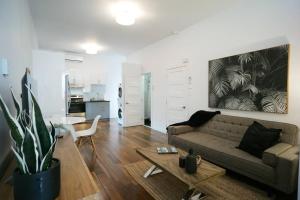Posezení v ubytování HRésidences Modern Condo on MAIN St Laurent Blvd