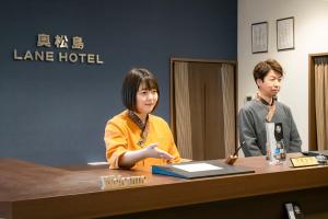 a man and a woman sitting at a table at 奥松島LANEホテル in Tōna +32 photos