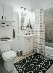 La salle de bains est pourvue de toilettes, d'un lavabo et d'une baignoire. dans l'établissement HRésidences Modern Montreal Apt on Ontario Street, à Montréal