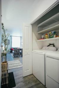 - une cuisine avec lave-linge et sèche-linge dans la chambre dans l'établissement HRésidences Modern Montreal Apt on Ontario Street, à Montréal