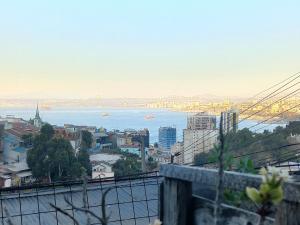 een uitzicht op de oceaan en een stad bij Casa en Valparaíso con vista al mar in Valparaíso