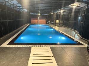 卡爾佩特塔的住宿－Kosher Livings，大型建筑中的大型游泳池