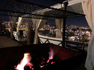 a fire pit with a view of a city at night at FINTUPS SPA in Viña del Mar
