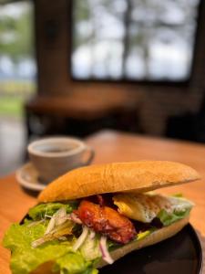 ein Sandwich auf einem Teller auf einem Tisch in der Unterkunft 台東夢幻部落民宿 l 近鹿野高台 in Luye
