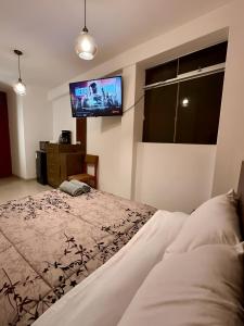 سرير أو أسرّة في غرفة في Castellares La Puebla Habitación y estudio en el centro