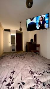 En TV eller et underholdningssystem på Castellares La Puebla Habitación y estudio en el centro