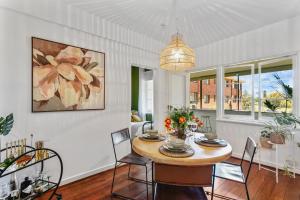 comedor con mesa y sillas en Vintage 2BR CBD Apartment w/River View en Perth