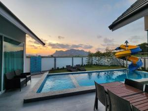 Swimmingpoolen hos eller tæt på Sea.Teepakpoolvilla