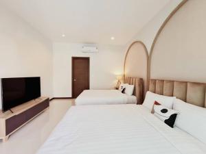 En eller flere senge i et værelse på Sea.Teepakpoolvilla + 18 billeder