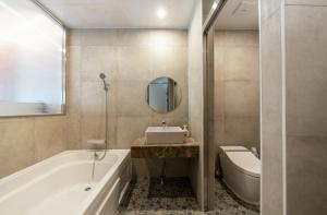 y baño con bañera, lavabo y aseo. en Gimpo JK Hotel en Gimpo