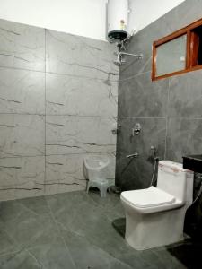 y baño con aseo y lavamanos. en Patli Fort Hills Estate, en Kota Bāgh