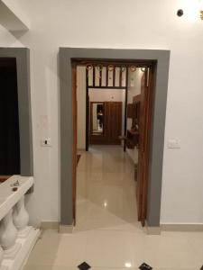 un pasillo que conduce a una habitación con puerta en Patli Fort Hills Estate en Kota Bāgh