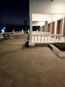 Kota Bāgh的住宿－Patli Fort Hills Estate，停车场内白色的长凳