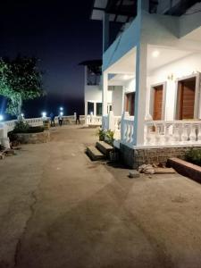 een gebouw met een parkeerplaats 's nachts bij Patli Fort Hills Estate in Kota Bāgh