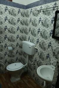 kolkataにあるHotel J B Lのバスルーム(トイレ、洗面台付)