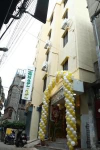 un edificio con un montón de globos delante de él en Hotel J B L en kolkata