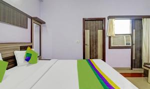 sypialnia z dużym łóżkiem i kolorowym kocem w obiekcie Premuim Family Guest House Near Janambhumi w mieście Wryndawan