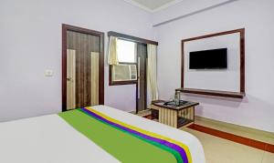 sypialnia z łóżkiem, lustrem i telewizorem w obiekcie Premuim Family Guest House Near Janambhumi w mieście Wryndawan