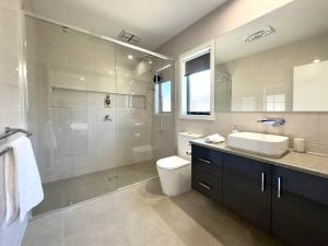 Ένα μπάνιο στο Popular Luxury Villa Kialla Shepparton +20 φωτογραφίες