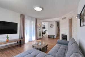Μια τηλεόραση ή/και κέντρο ψυχαγωγίας στο Villa Privdate (heated pool & free bikes)