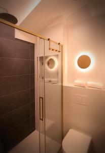 uma casa de banho com uma cabina de duche em vidro e um WC. em Wawel View Apartment em Cracóvia