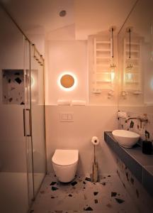uma casa de banho com um WC e um lavatório em Wawel View Apartment em Cracóvia