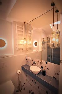 uma casa de banho com um lavatório e um espelho em Wawel View Apartment em Cracóvia