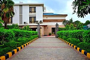 um edifício com um passeio de tijolos em frente a um edifício em When In Gurgaon - ARTEMIS HOSPITAL 1 Min Walk, FORTIS & MEDANTA 4 Mins Drive em Gurgaon