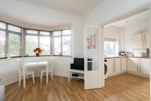 a kitchen and dining room with a table and chairs at Beautiful 2 Bedroom Flat on Street Lane in Moortown