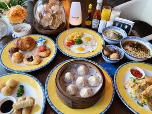 een tafel met borden ontbijtproducten erop bij Radisson Blu Shanghai Pudong Jinqiao in Shanghai
